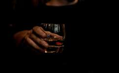 Brindando. Foto: Yesmore unsplash