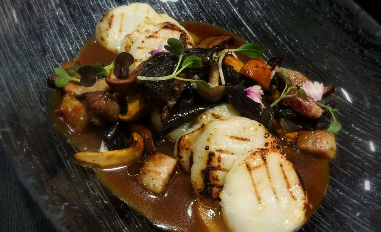 Plato de vieiras con setas y panceta en Nexe Restaurant (Girona)