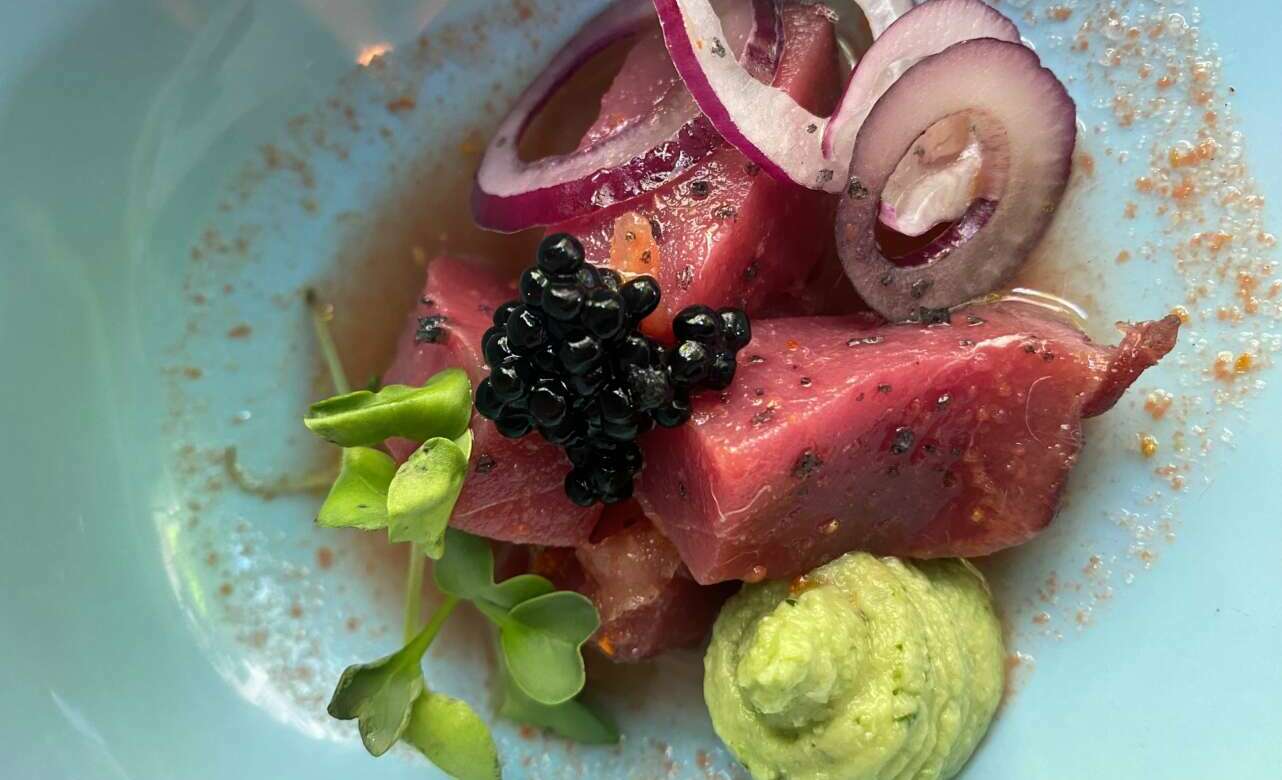 Dados de tarantelo de atún con aguachile en el restaurante DeAtún