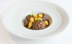 Plato de albóndigas en el restaurante Treze (Madrid)