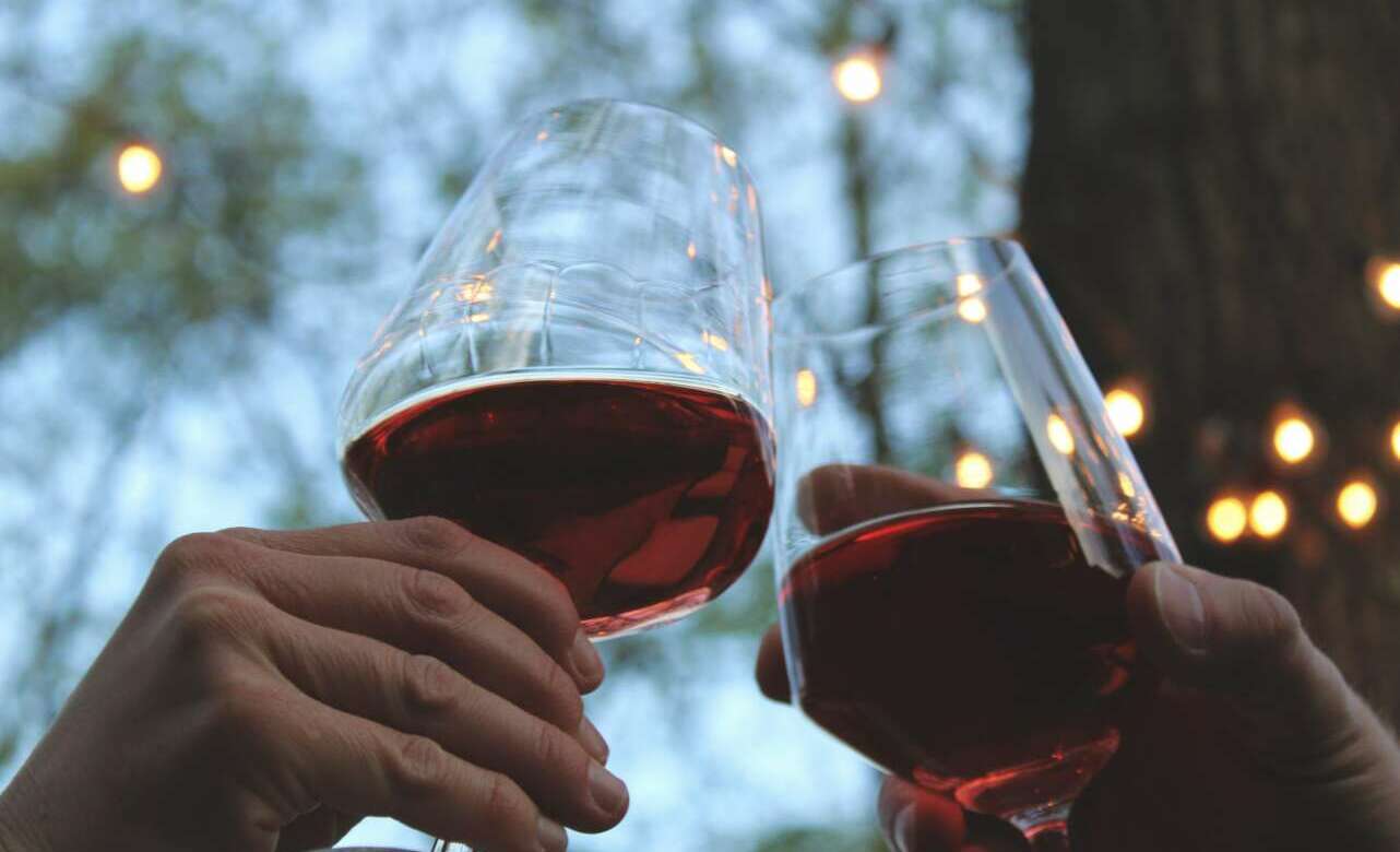 Dos copas de vino tinto