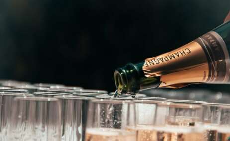 Champagne francés y copas