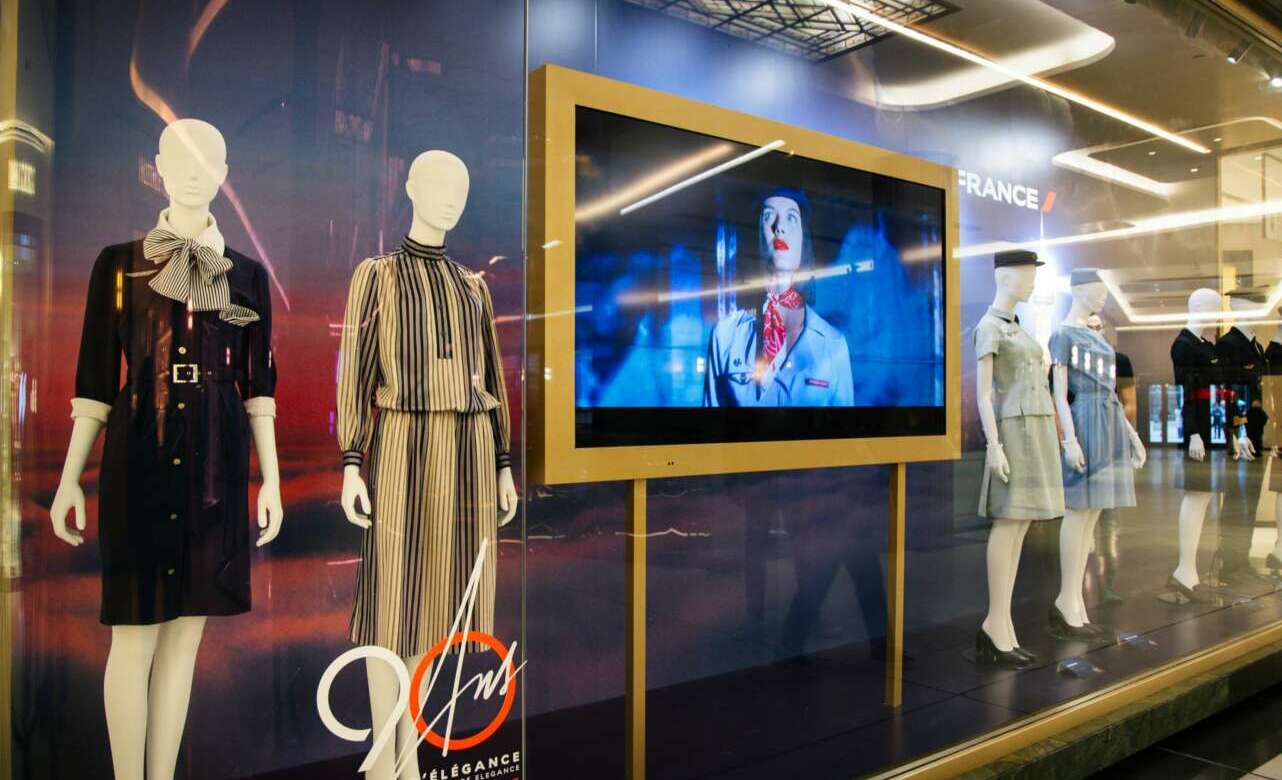Exposición en Galería Canalejas de los uniformes históricos de Air France.
