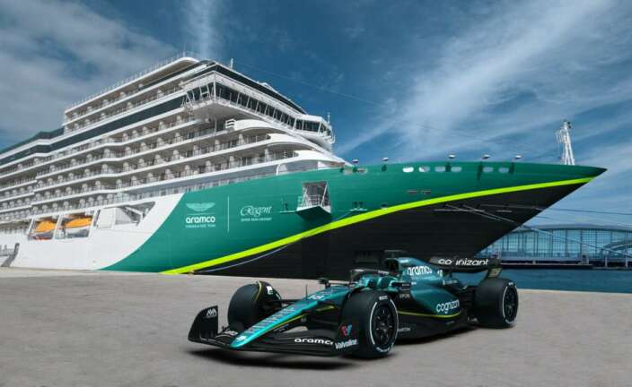 Un crucero de Regent Seven Seas Cruises junto al monoplaza de Aston Martin Aramco Formula One Team