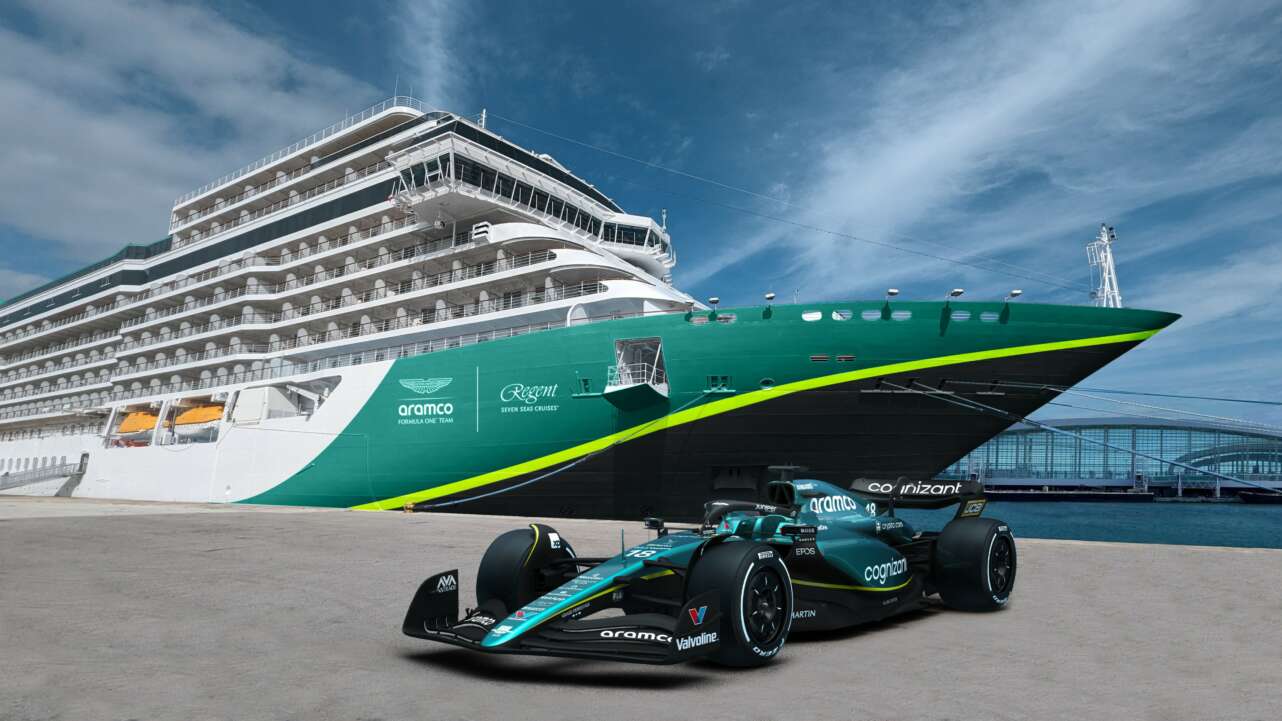 Un crucero de Regent Seven Seas Cruises junto al monoplaza de Aston Martin Aramco Formula One Team