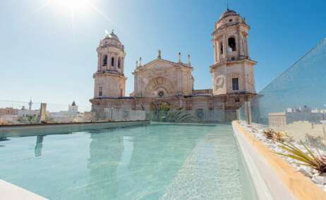 Piscina en la azotea y vistas a la catedral desde el Hotel Olom (Cadiz)
