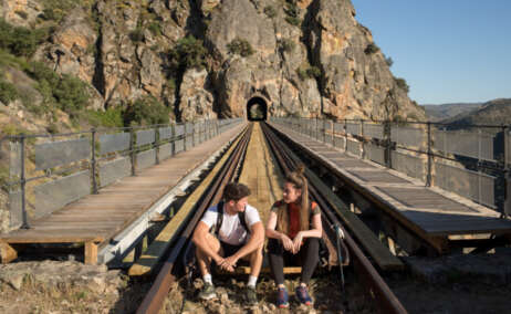 Una pareja de excursionistas en el Camino de Hierro de Salamanca