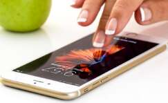 Una persona utilizando un smartphone