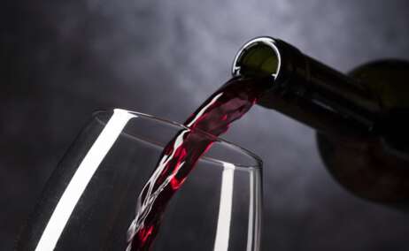 Una botella de vino tinto
