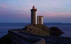 Un faro con vistas al mar