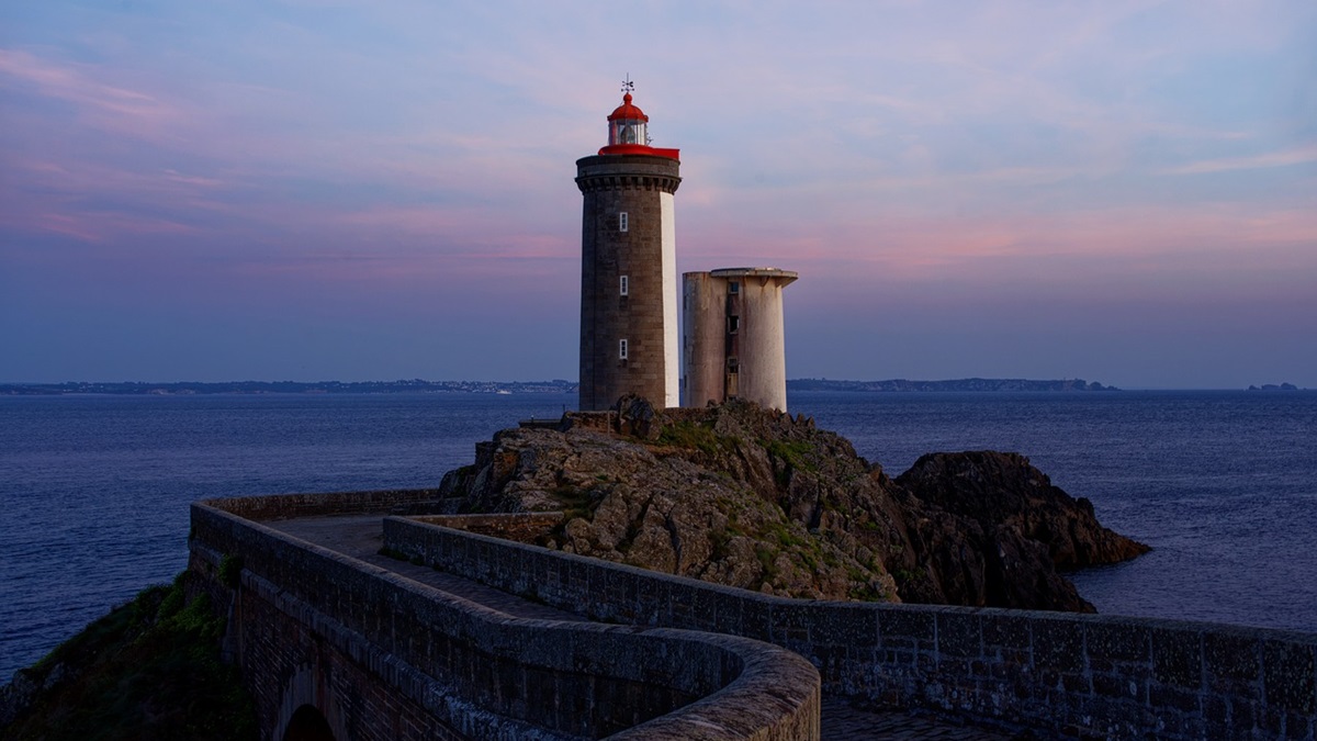 Un faro con vistas al mar