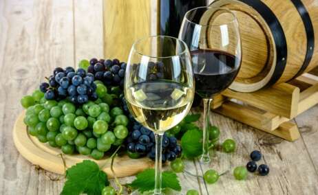 Unas copas de vino junto a un pequeño barril
