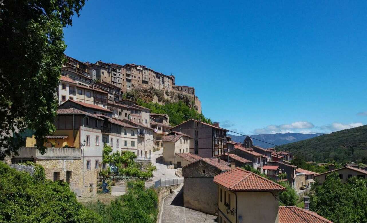 Frías (Burgos) es la ciudad más pequeña del mundo.