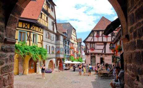 El pueblo de Riquewihr en Francia