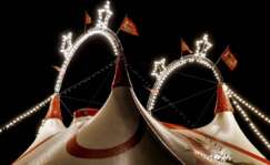 La carpa de un circo con luces