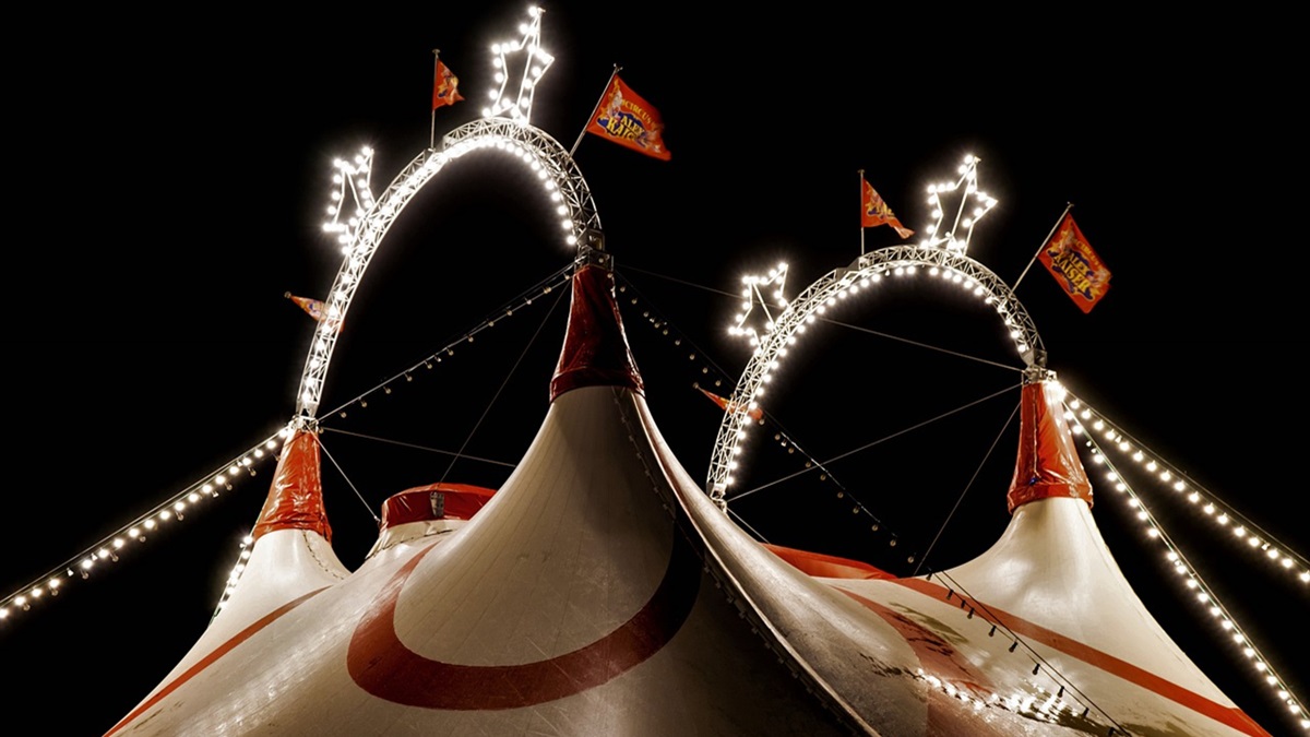 La carpa de un circo con luces