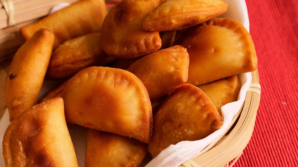 Una cesta llena de empanadas