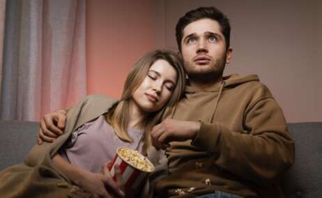 Una pareja viendo una película