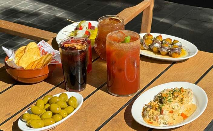 Selección de tapas y cócteles