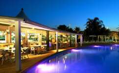 Casanova: La piscina y el restaurante del Casanova Beach Club