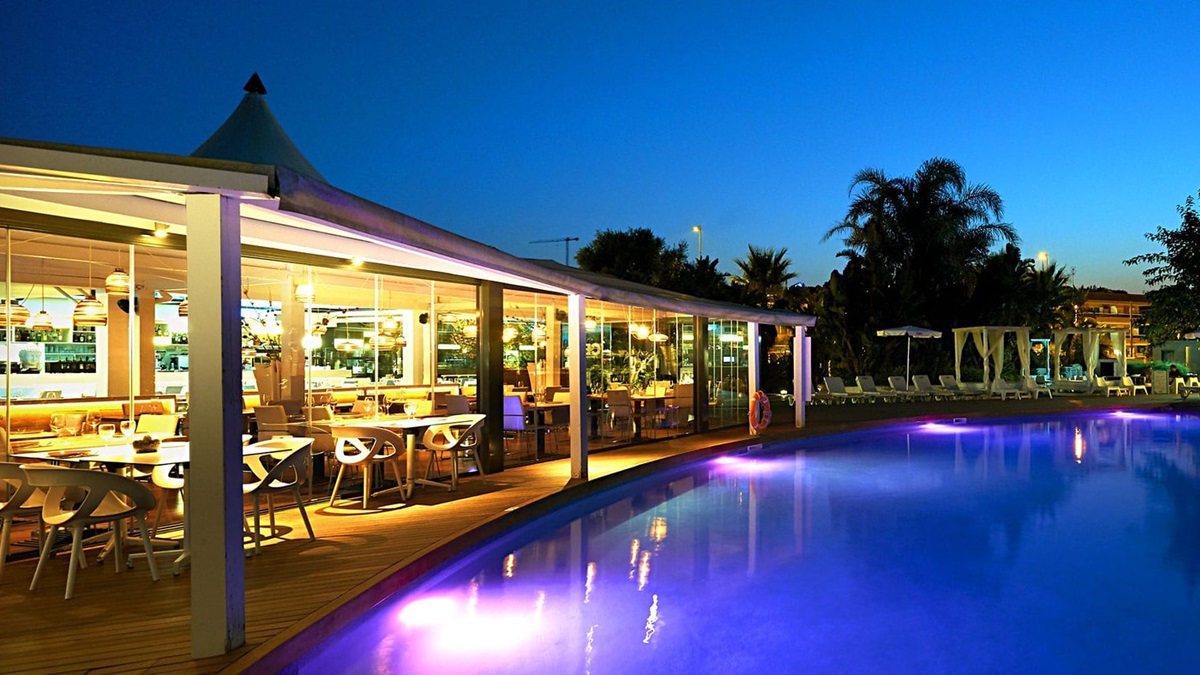 Casanova: La piscina y el restaurante del Casanova Beach Club