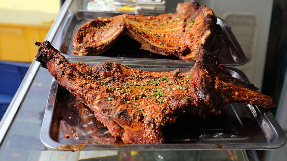 Una bandeja de cordero asado