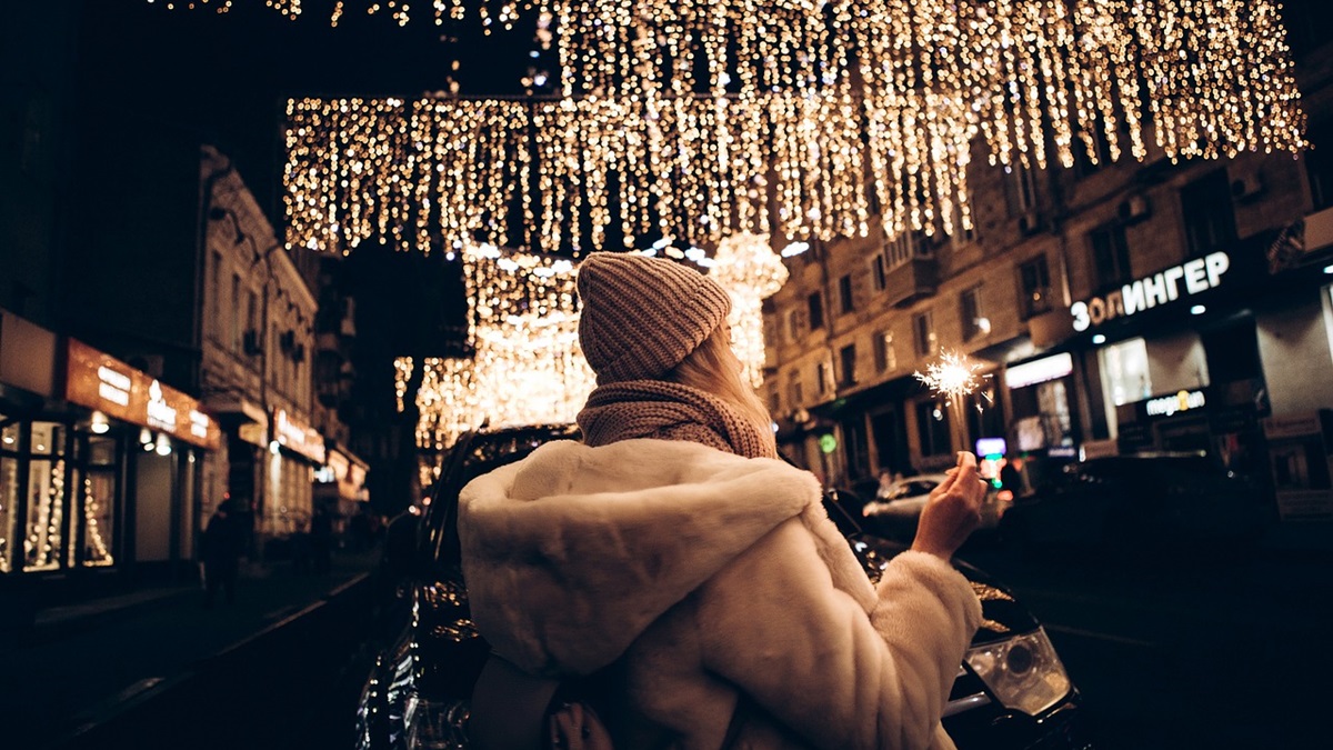 Una chica disfruta de las luces navideñas