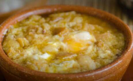 Una cazuela de barro con sopas de ajo