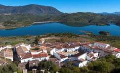 El pueblo de Zahara de la Sierra en Cádiz