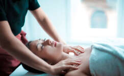 Mujer recibiendo un masaje en un spa