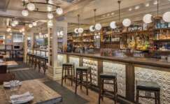 El restaurante presenta una atmósfera cálida y cercana
