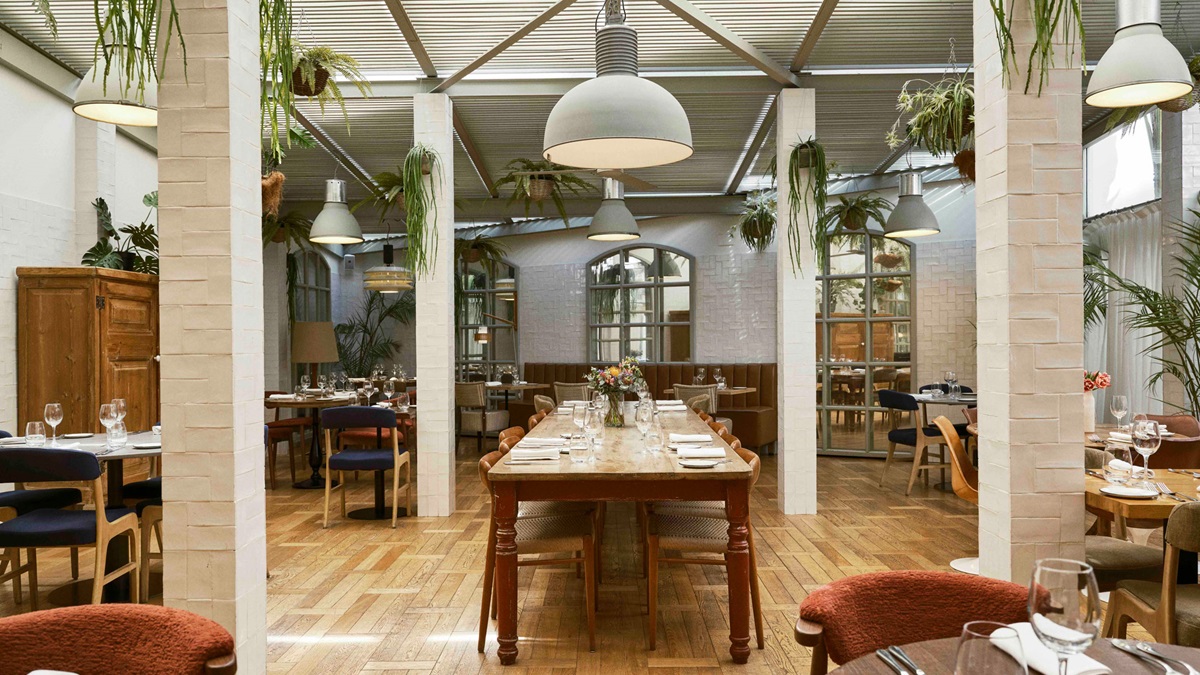 La sala de The Greenhouse simula el comedor de una familia