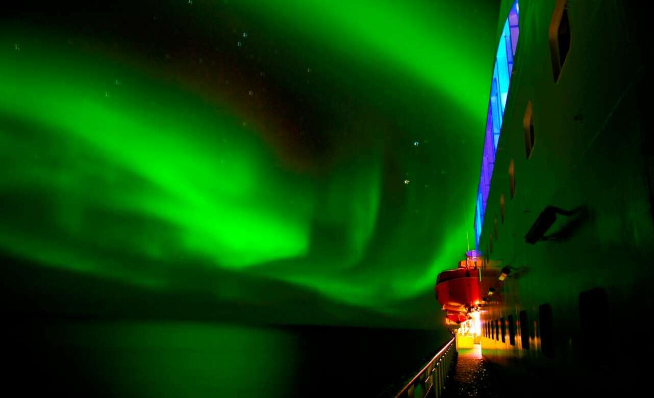 Aurora boreal desde la cubierta de un barco de Hurtigruten
