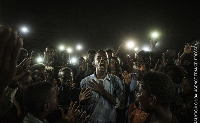 001 World Press Photo of the Year Online Yasuyoshi Chiba Agence France Presse