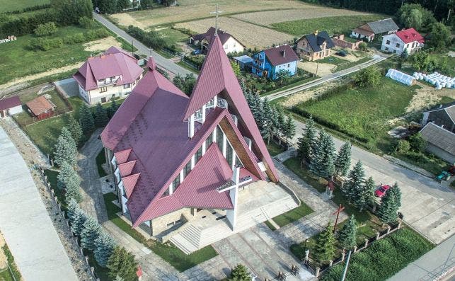 Iglesia de los apÃ³stoles Pedro y Pablo, en Siedliska. Foto: Igor Snopek