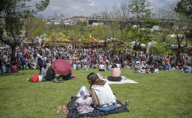 Un grupo de personas disfrutando en la Pradera de San Isidro, en una celebraciÃ³n pasada en Madrid. Foto: Efe/Emilio Naranjo/Archivo