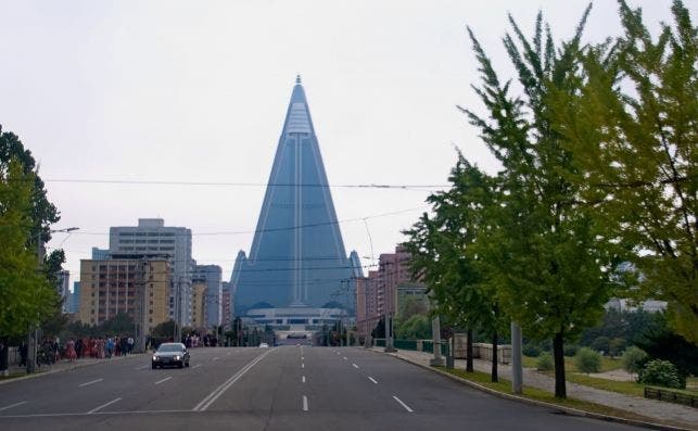 0814   Nordkorea 2015   PjÃ¶ngjang   Ryugyong Hotel (22978394685)