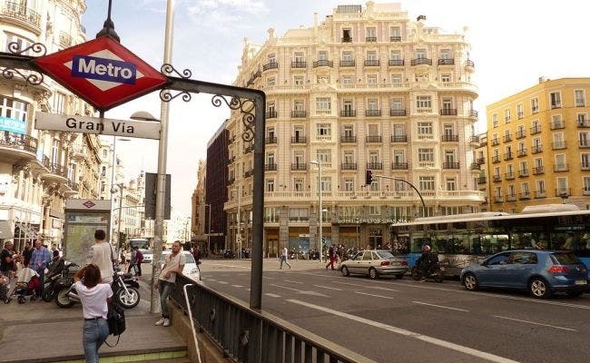 1024px Gran VÃ­a, Gran VÃ­a, boca de metro 3, Madrid, EspaÃ±a, 2015