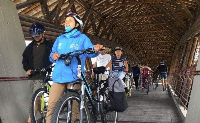Gente de todas las edades se suman a los tours en bicicleta. Foto: BicitravesÃ­as BogotÃ¡