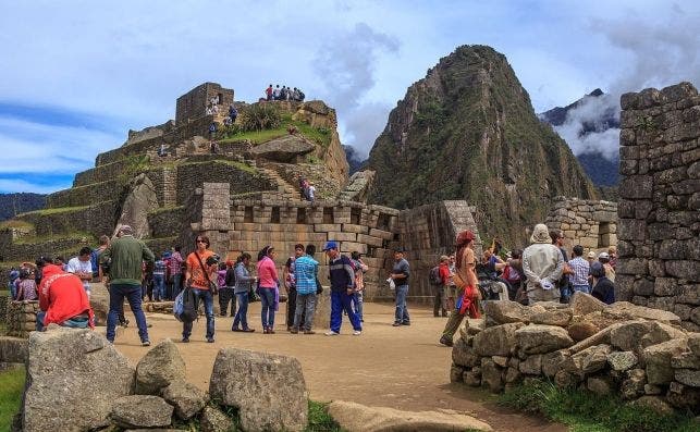 Varios turistas en el Machu Picchu.