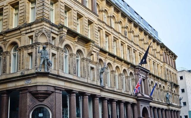 1280px Hard Days Night Hotel, Beatles statues, Liverpool 2009