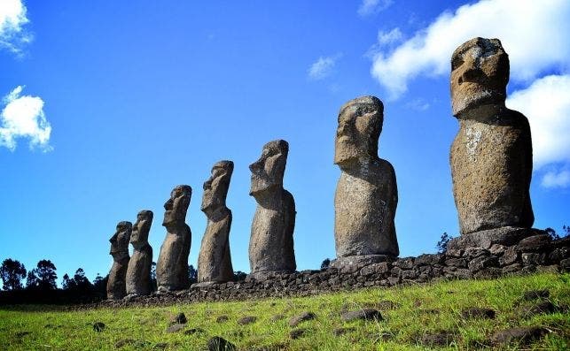 1280px Plataforma ceremonial Ahu Akivi   Isla de Pascua