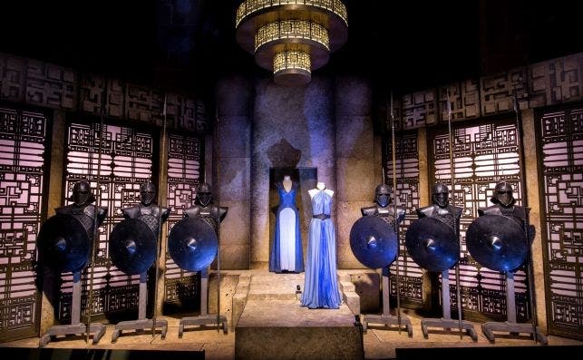 Las armaduras de los Inmaculados y el vestido de Daenerys, en la muestra de Juego de Tronos. Fotos: Mahala Nuuk.