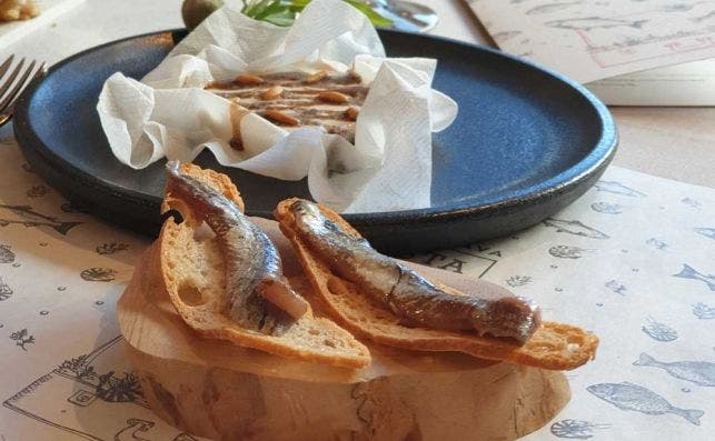 anchoas de l'escala con matÃ³ de almendras, trufa y miel de abeto