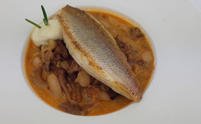 Suquet de pescado y alubias con romesco. Foto: JP Chuet.