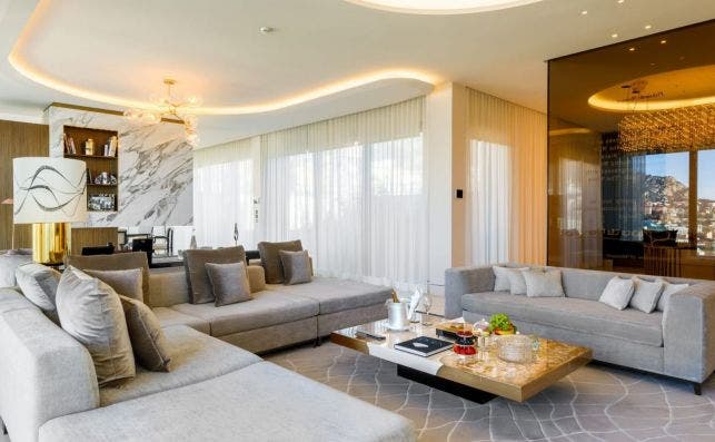La suite cuenta con 910 metros cuadrados, divididos en dos pisos. Foto: Hotel de Paris.