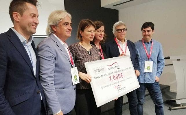 Entrega de un cheque solidario de Garnatxes de 7.000 euros. Foto: Jordi CatalÃ 