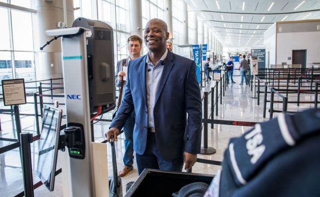 Un viajero utiliza el sistema de reconocimiento facial de un aeropuerto estadounidense. Foto: Flickr/Delta News