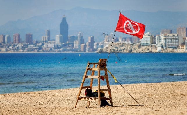 Imagen de la playa de Benidorm cerrada al pÃºblico. EFE/Manuel Lorenzo/Archivo