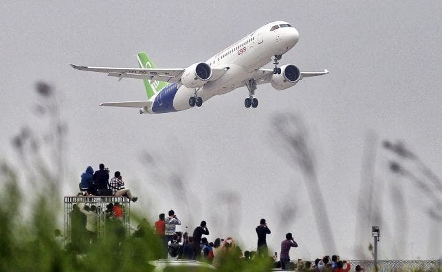 El primer vuelo del C919, el aviÃ³n comercial chino | Foto: EFE.